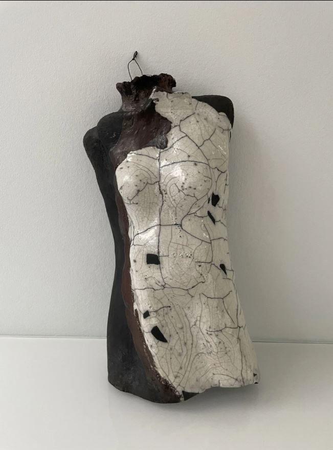 Keramieken wandsculptuur vrouwelijke torso – raku glazuur, Ophalen of Verzenden, Wanddecoratie, 20 - 50 cm, Steen of Keramiek