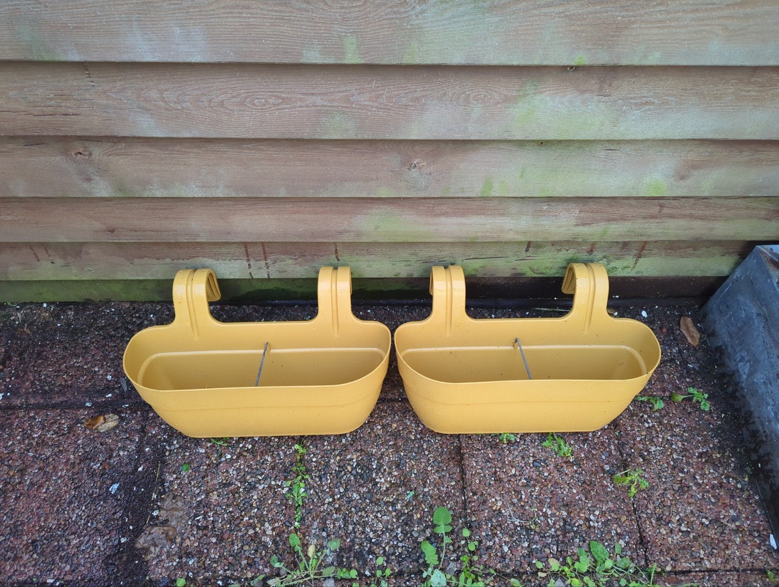2 gele balkon bloembakken - Gebruikt, Tuin en Terras, Ophalen, Kunststof, Gebruikt, Minder dan 30 cm