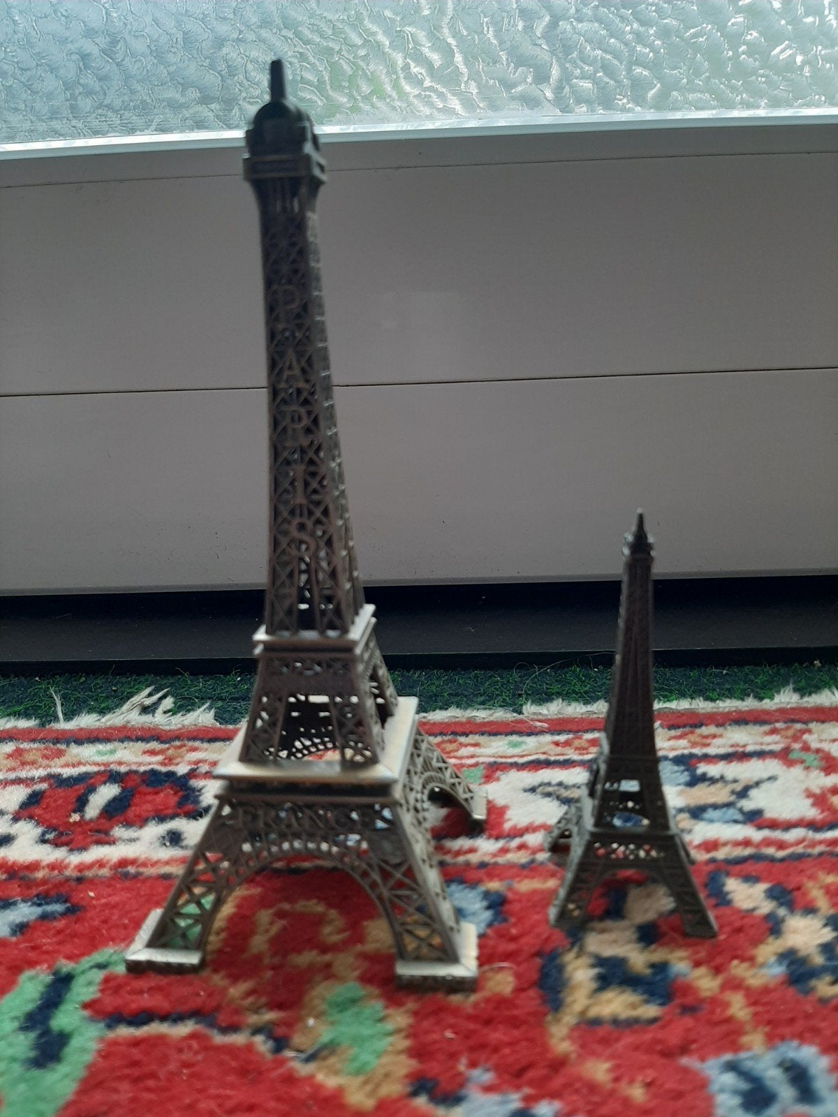Twee Eiffeltoren miniaturen - Frankrijk souvenir, Ophalen of Verzenden, Gebruikt