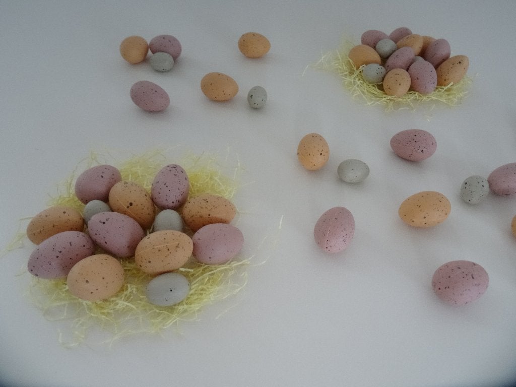 154 gespikkelde paaseitjes+porseleinen eierschaal voor Pasen, Ophalen of Verzenden, Nieuw