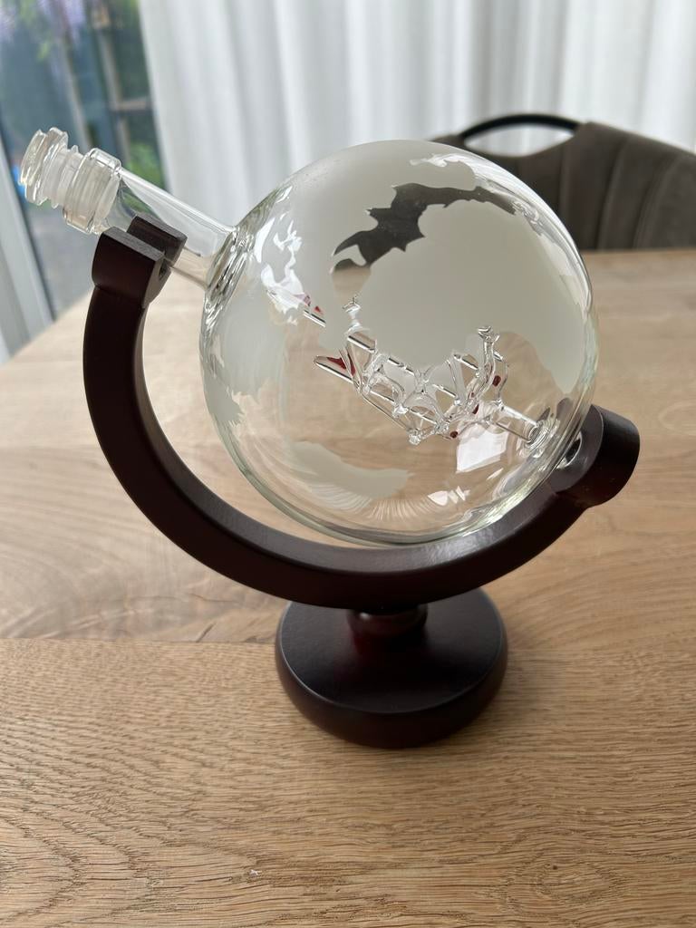 Glazen karaf in wereldbol design met schip, Ophalen, Zo goed als nieuw