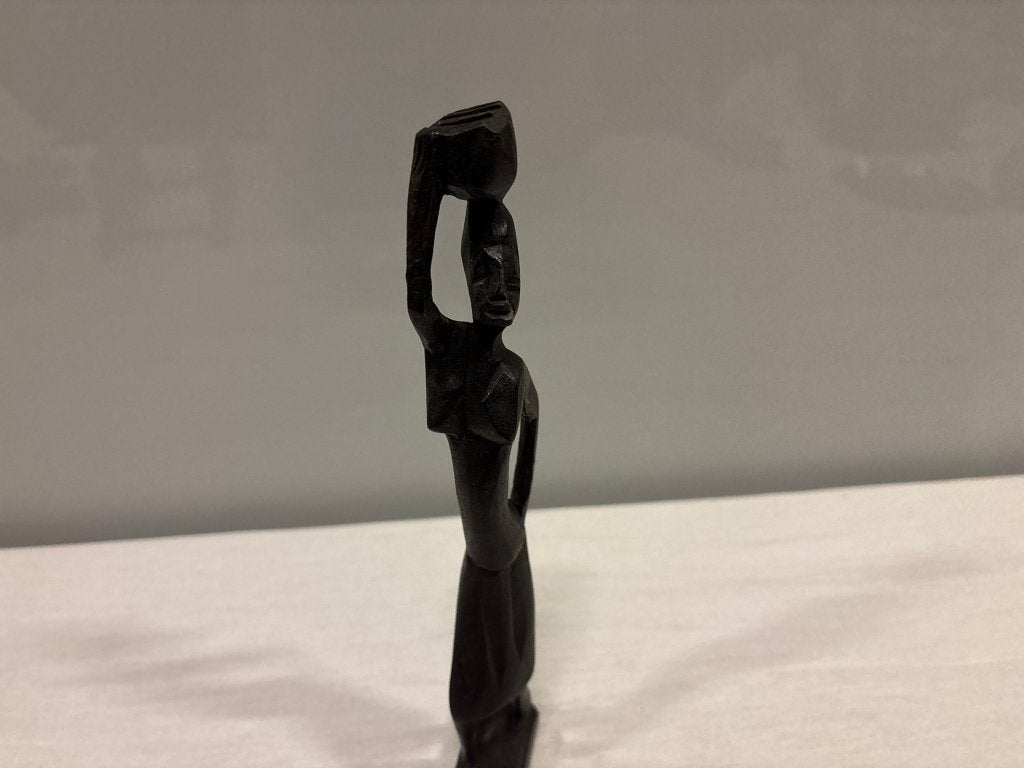 Afrikaans houten beeld vrouw met mand op het hoofd, Hout, Afrika, Beeld, Zwart