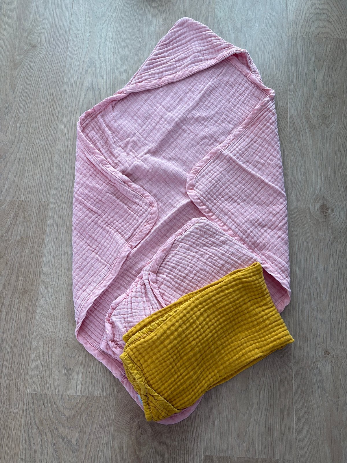 Bambino hydrofiele badcapes 100% katoen roze en geel, Kinderen en Baby's, Ophalen of Verzenden, Zo goed als nieuw, Overige typen