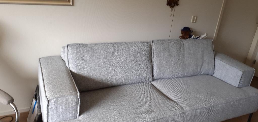 Te koop zgan bank kleur licht grijs sonder een vlekje, Huis en Inrichting, Banken | Bankstellen, Ophalen, Zo goed als nieuw, Rechte bank