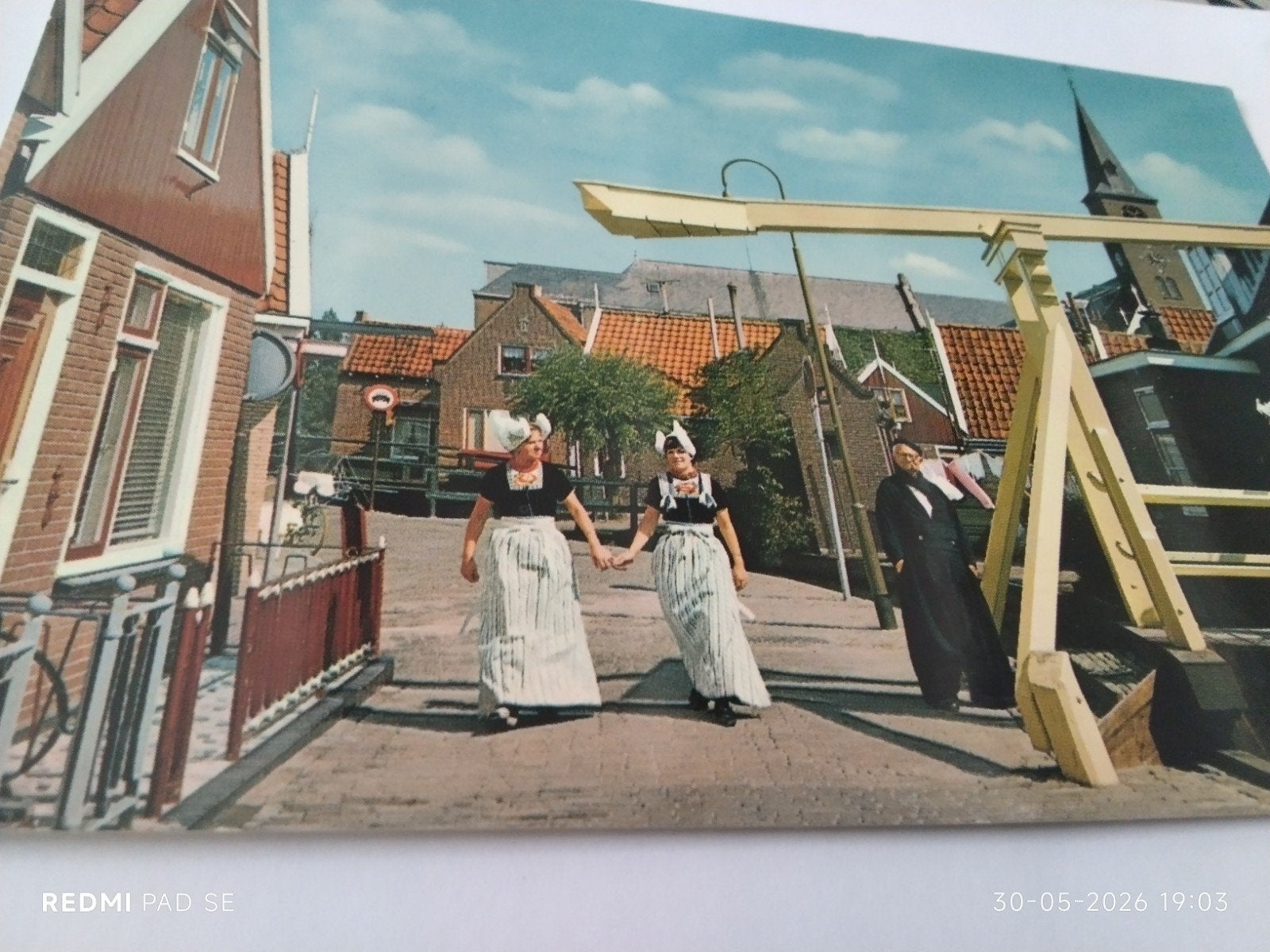 Vintage Ansichtkaart Volendam - Klederdracht en Ophaalbrug, Ophalen of Verzenden, 1960 tot 1980, Ongelopen, Noord-Holland