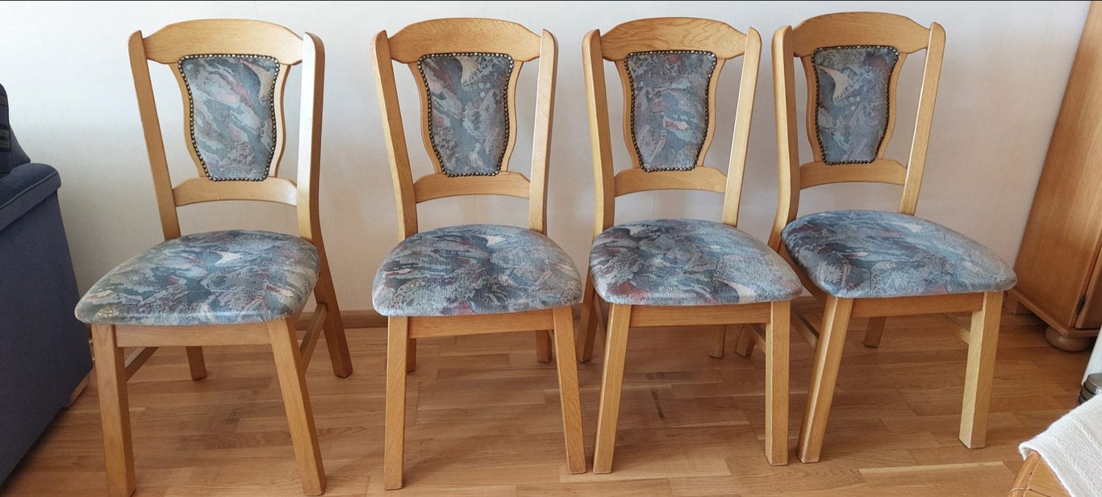 Set van 4 houten eetkamerstoelen met stoffen bekleding, Huis en Inrichting, Stoelen, Ophalen, Gebruikt, Overige kleuren, Vier