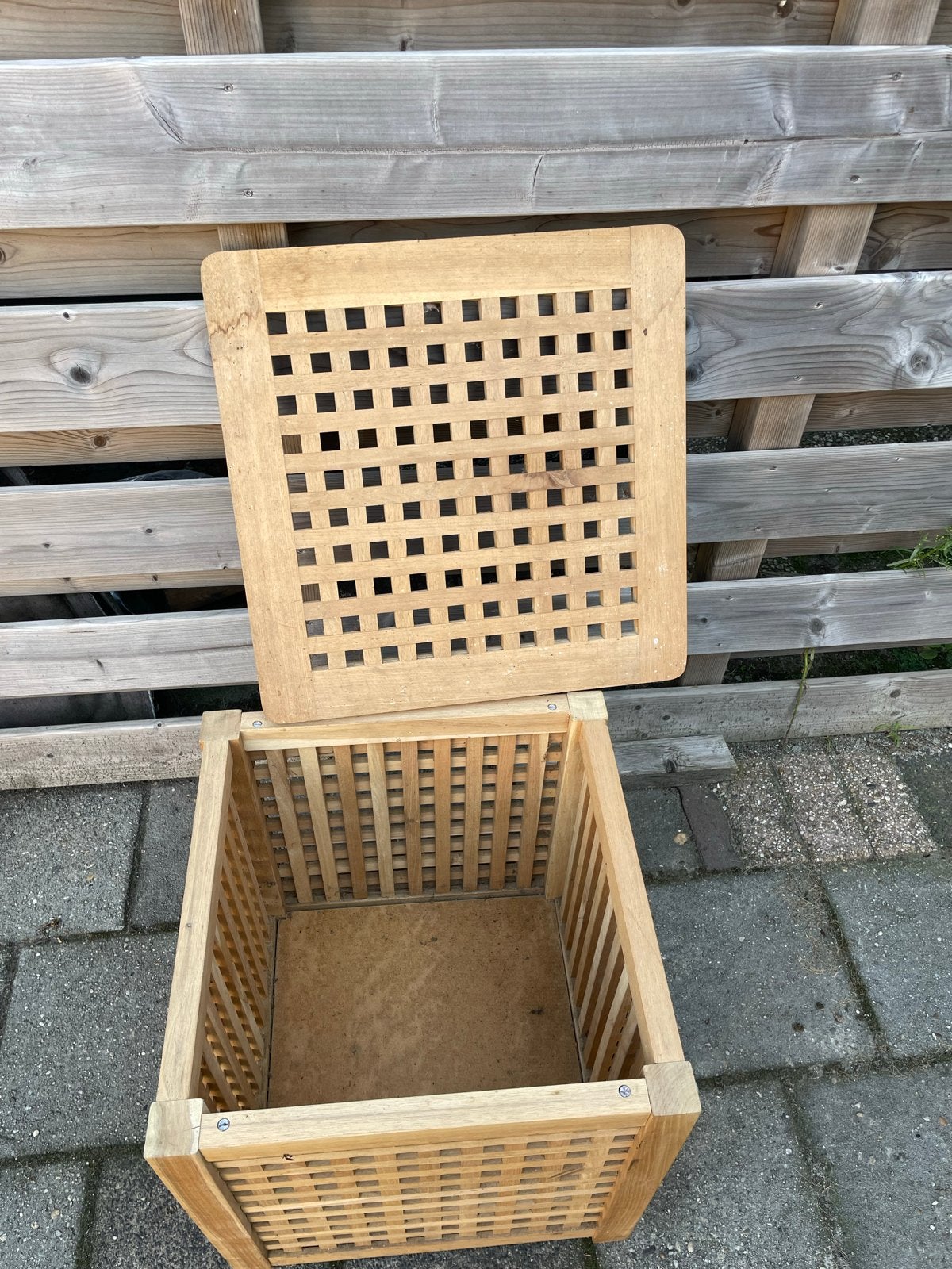 Teakhouten opbergkist / bijzettafel met roosterpatroon, Huis en Inrichting, Woonaccessoires | Kisten, Ophalen, 50 – 75, Minder dan 50 cm