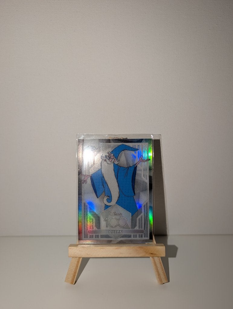 2023 topps chrome disney 100 Merlin refractor, Ophalen of Verzenden, Overige figuren, Nieuw, Plaatje of Poster