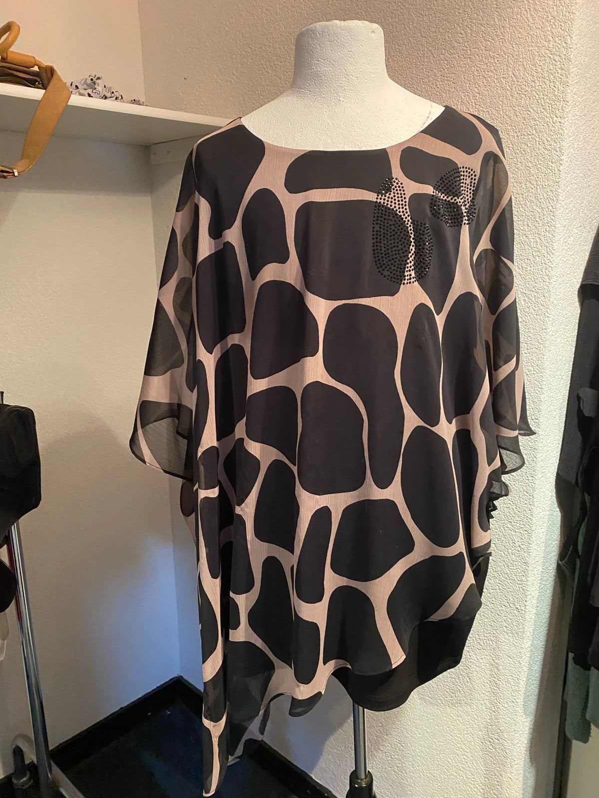 Yoek organza blouse beige/zwart met vleermuismouwen XL, Ophalen of Verzenden, Zo goed als nieuw, Maat 46/48 (XL) of groter, Beige