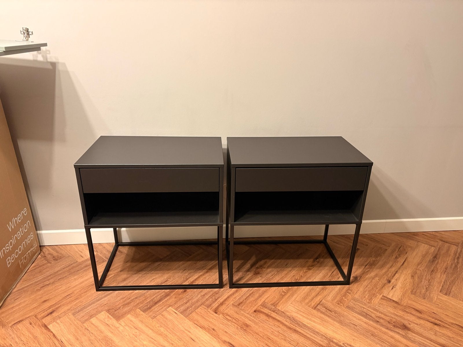 Set van 2 IKEA Vikhammer nachtkastjes - Zwart, Ophalen, Metaal of Aluminium, 55 tot 70 cm, Zo goed als nieuw