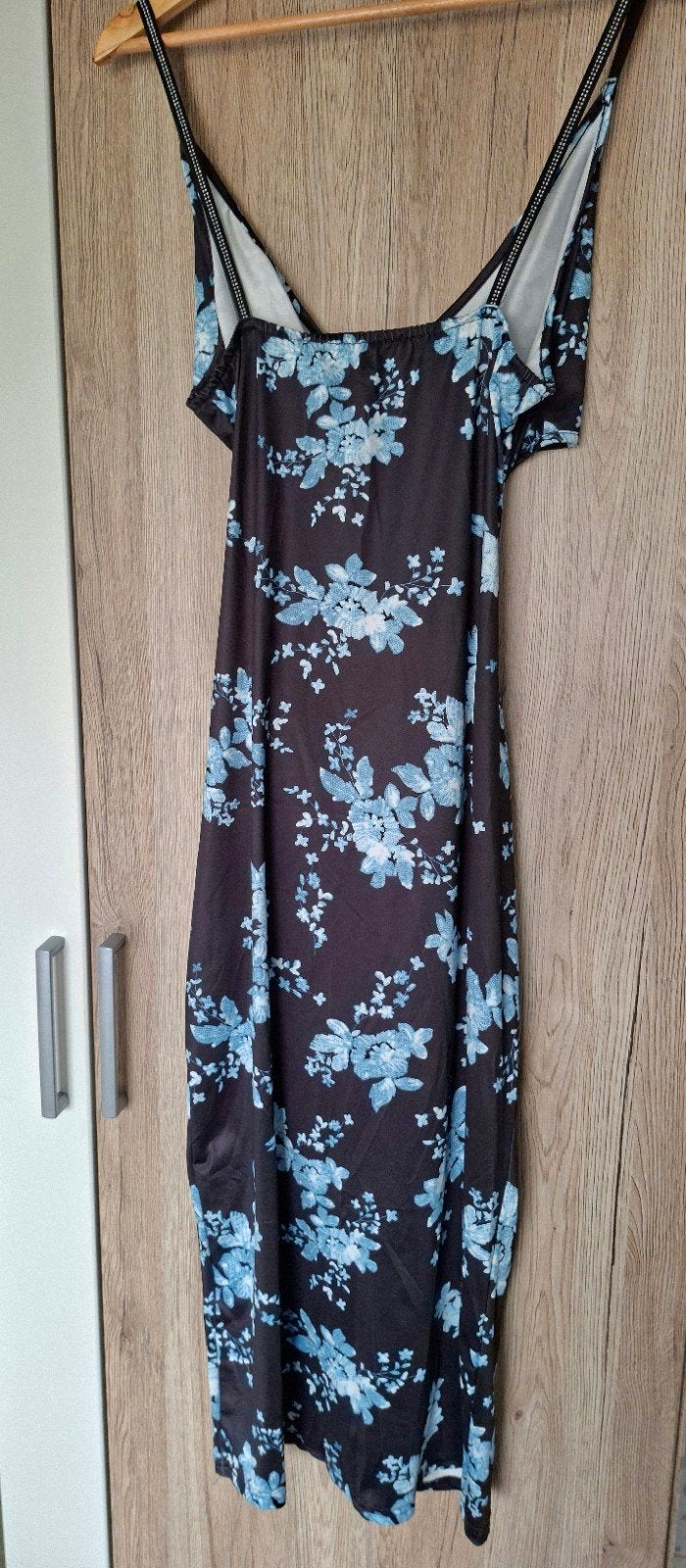 Zwarte jurk met blauwe bloemenprint en open buik, Maat 38/40 (M), Zwart, Ophalen of Verzenden, Zo goed als nieuw