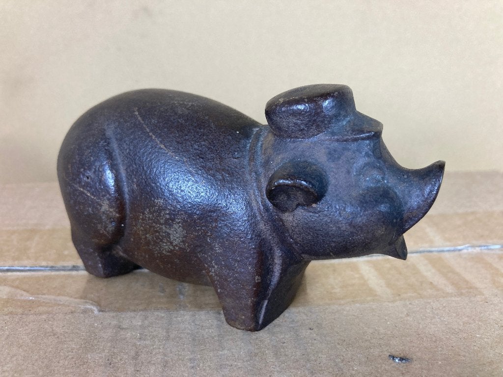 Gietijzeren varken met een petje, Minder dan 20 cm, Ophalen of Verzenden, Zoogdier, Beeld