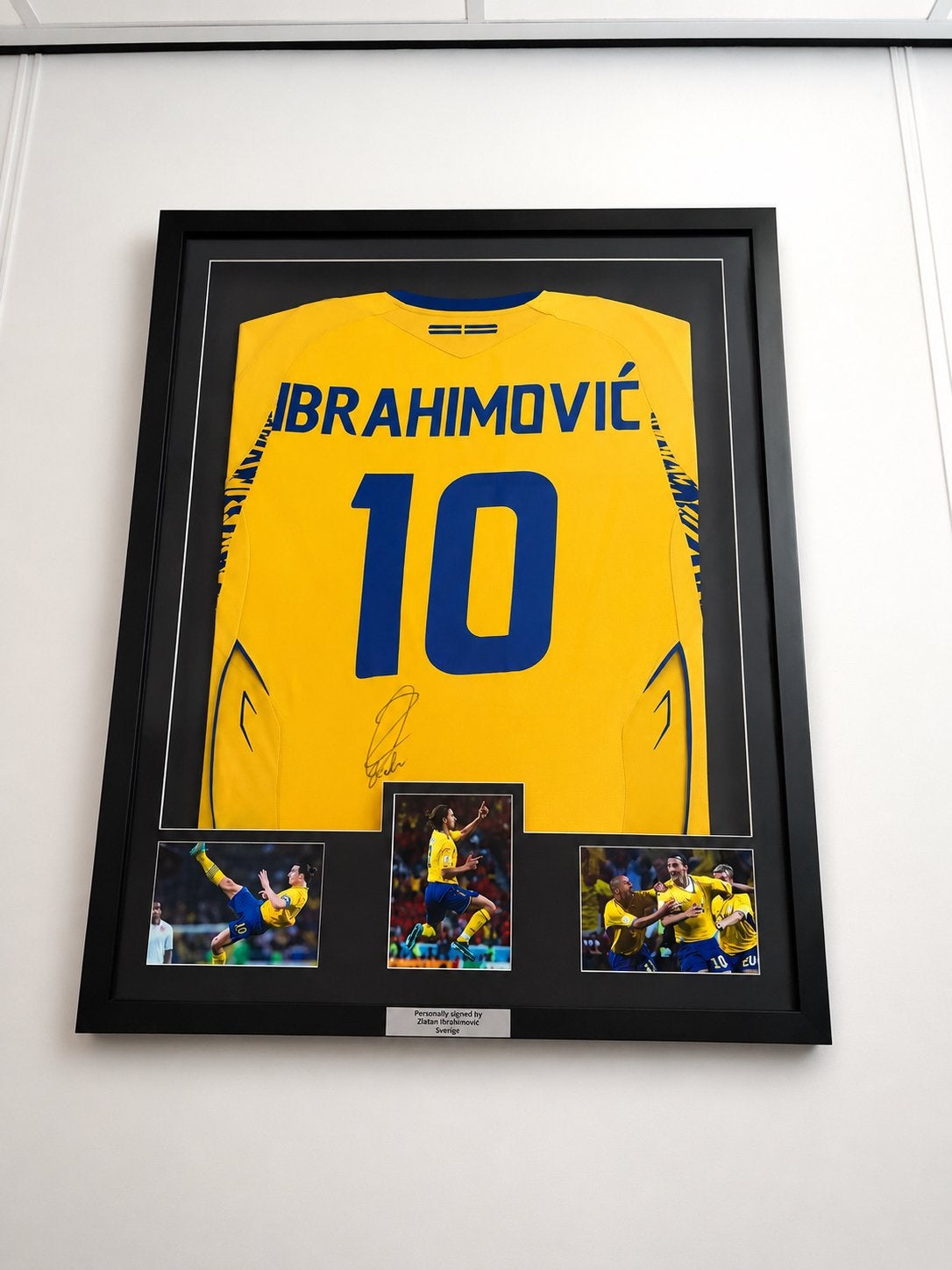 Ingelijst gesigneerd Zlatan Ibrahimović shirt Zweden, Ophalen of Verzenden, Zo goed als nieuw, Buitenlandse clubs, Shirt