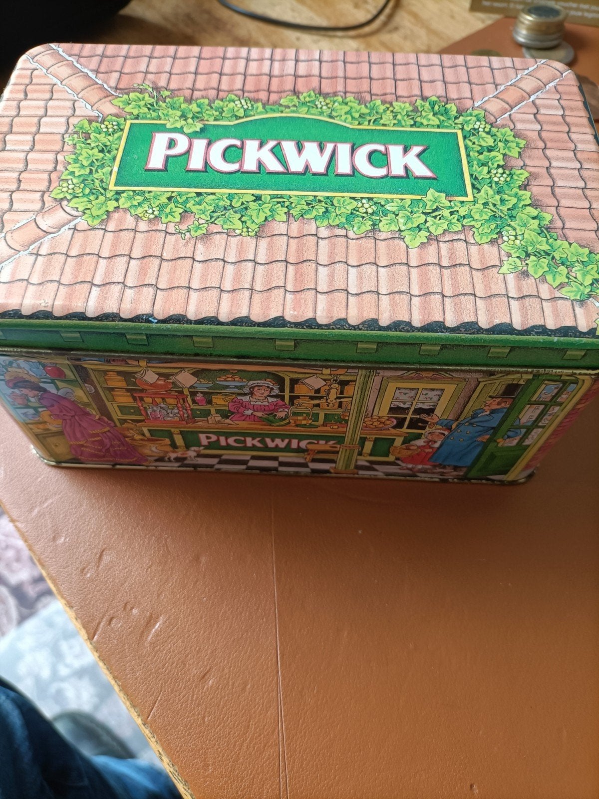 Vintage Pickwick theeblik - Huisje met winkelscène, Ophalen of Verzenden, Gebruikt, Thee, Pickwick