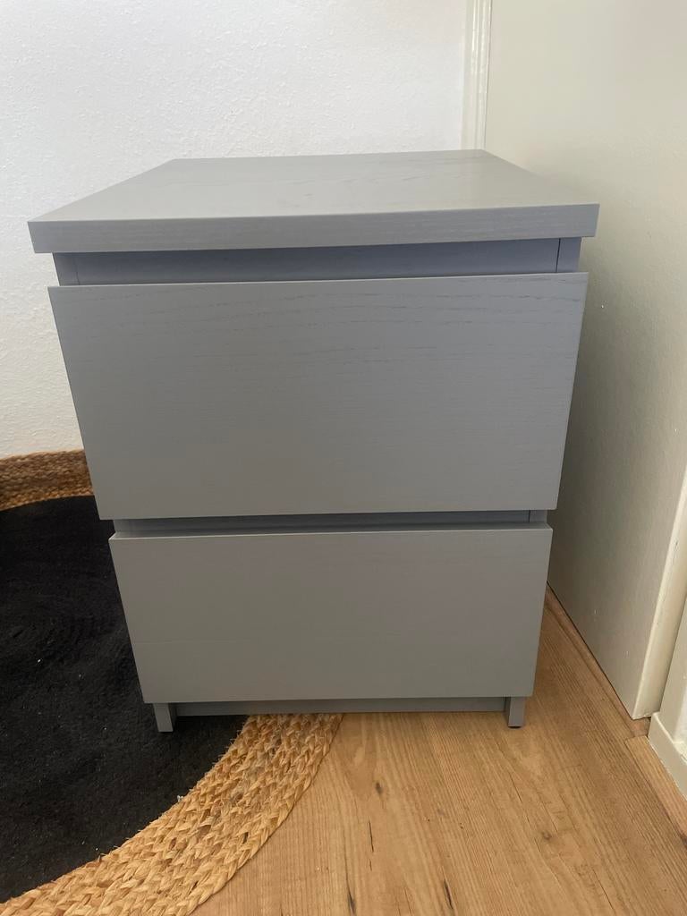 Malm grijze nachtkastje met twee lades, Huis en Inrichting, Ophalen, Minder dan 50 cm, Zo goed als nieuw, Minder dan 100 cm