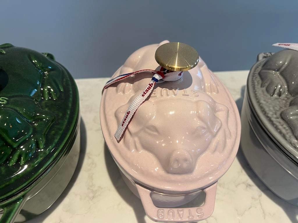 Zeldzame Staub “Pig Cocotte” set, 3 kleuren, nieuw!, Gietijzer, Nieuw, Ophalen of Verzenden, Staub