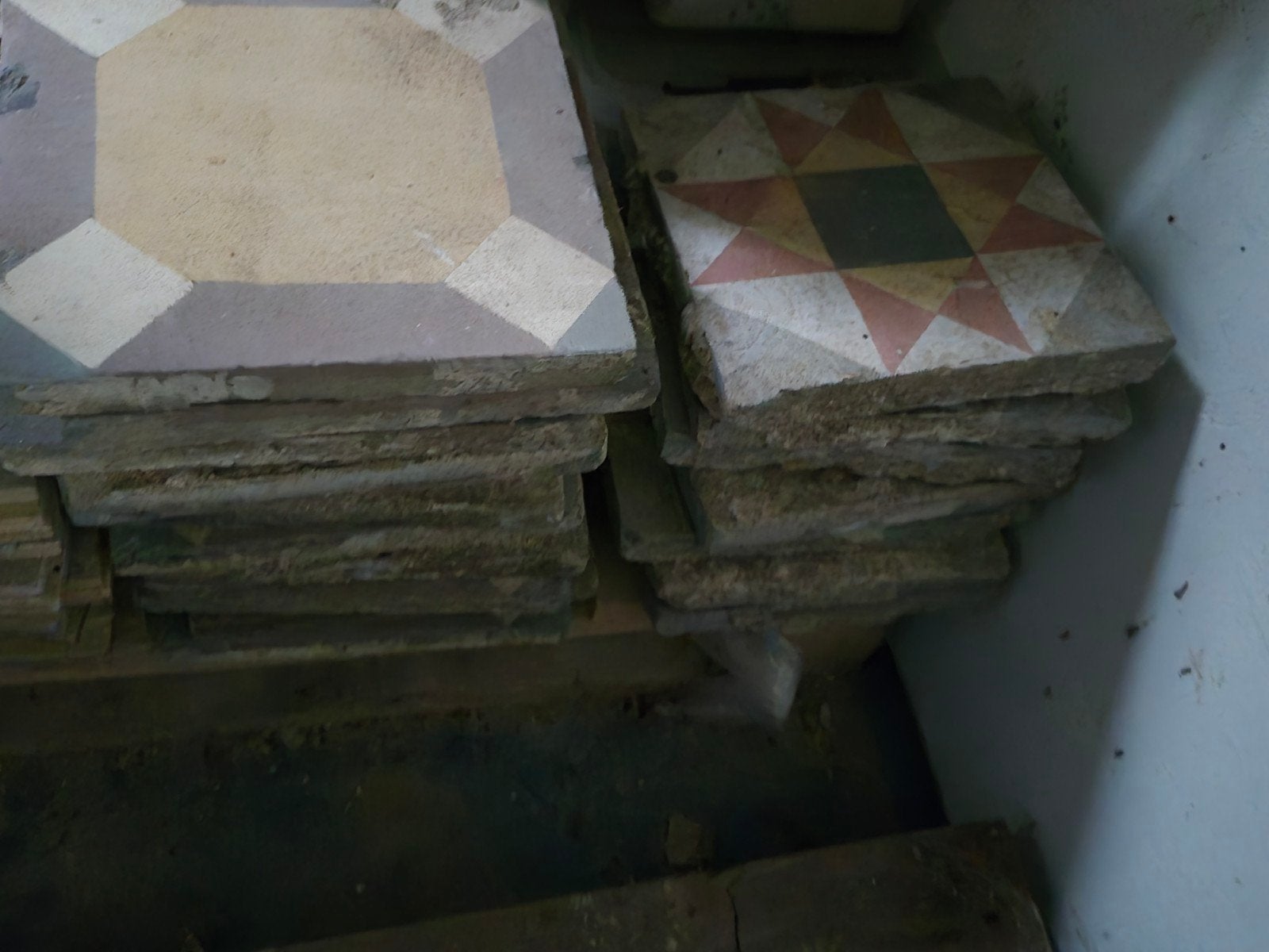 2x stapeltje oude tegels, Ophalen, Keramiek, Minder dan 5 m², 20 tot 40 cm