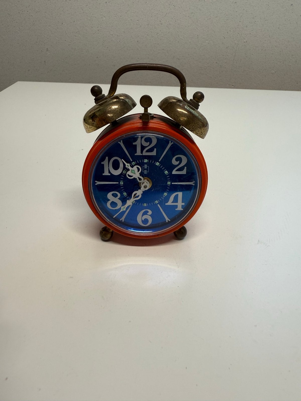 Vintage wekker, rood met blauwe wijzerplaat, Antiek en Kunst, Ophalen of Verzenden