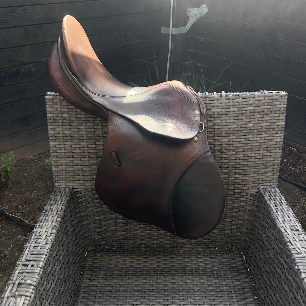 Prachtige leren Springzadel W.J. Daaleman ( 17 INCH ), Dieren en Toebehoren, Paarden en Pony's | Zadels, Ophalen of Verzenden