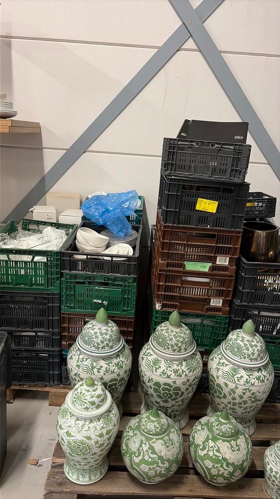 Pallets met mooie wijnglazen en borden etc, Ophalen