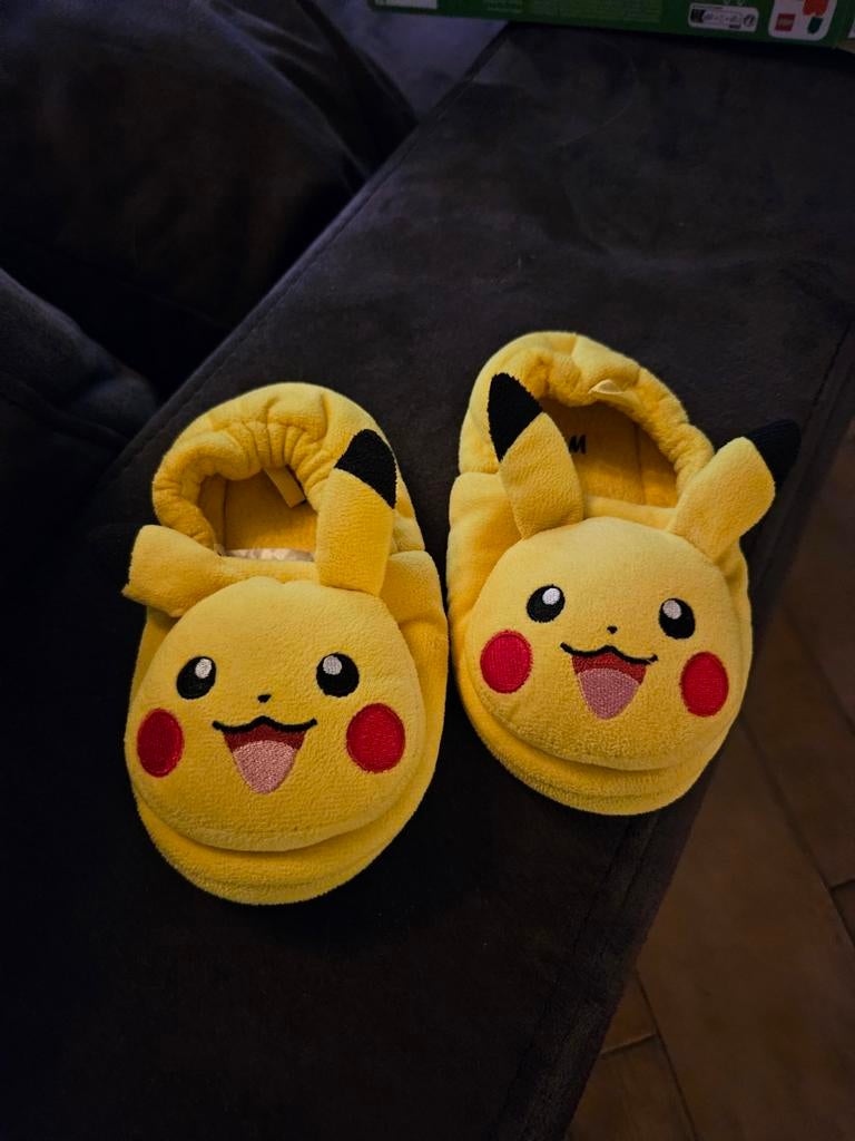 Pikachu sloffen maat 26/27, Ophalen of Verzenden, Zo goed als nieuw, Meisje, Schoentjes