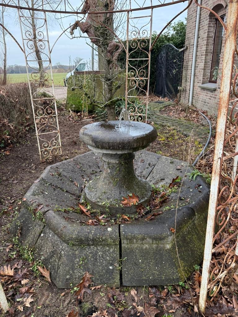 Monumentale natuurstenen fontein met antieke uitstraling, Tuin en Terras, Waterpartijen en Fonteinen, Zo goed als nieuw, Fontein