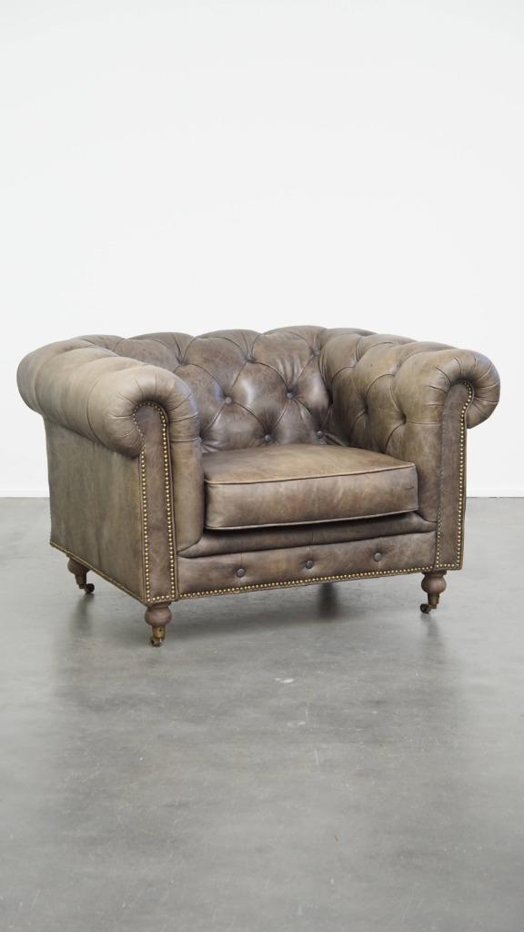 Grijze rundleren chesterfield clubfauteuil in Engelse stijl, Huis en Inrichting, Fauteuils, Ophalen, Klassiek, Engels, Gebruikt