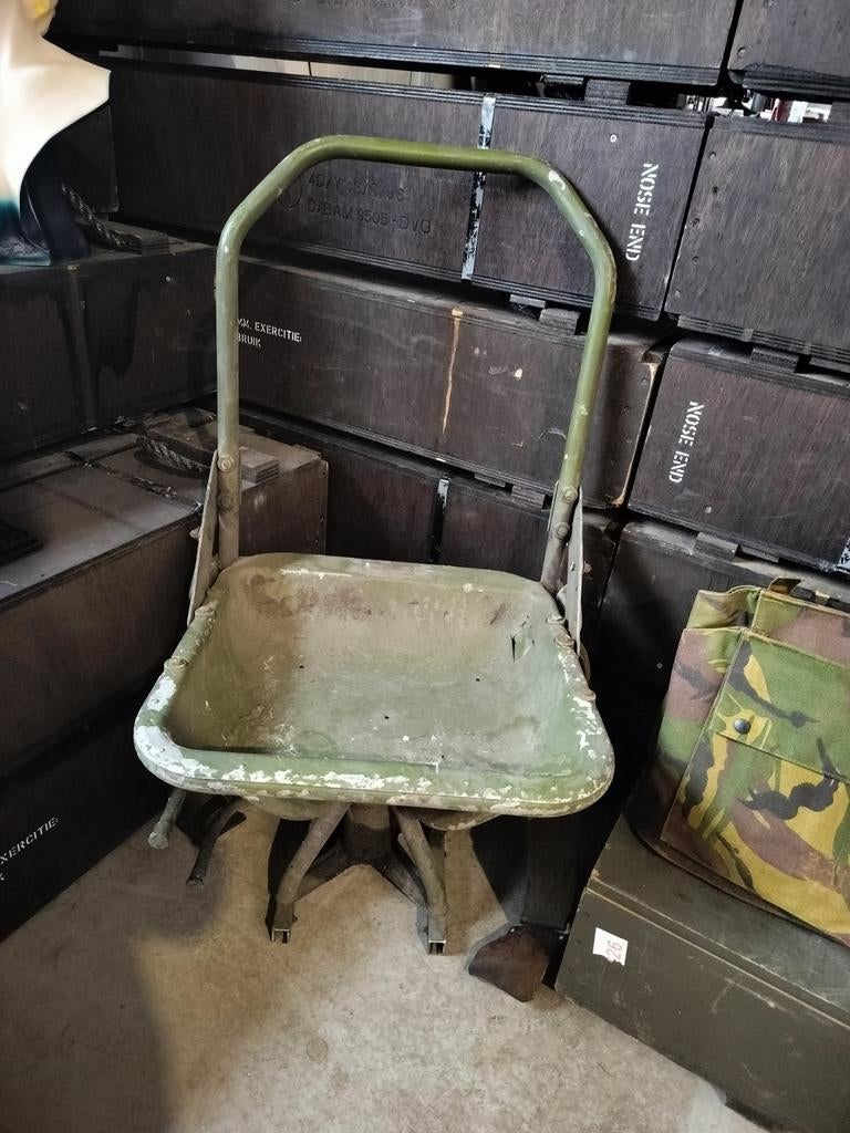 Oude militaire pantserwagen stoel, Ophalen