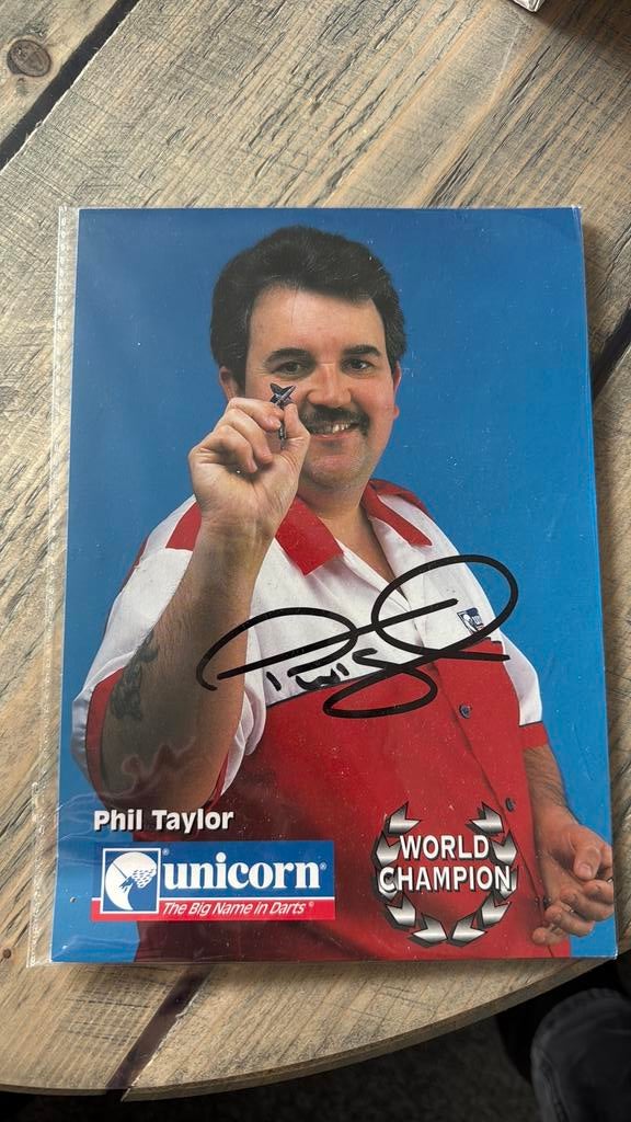 Fotokaart phil taylor gesigneerd, Sport en Fitness, Darts, Ophalen of Verzenden, Zo goed als nieuw, Pijlen