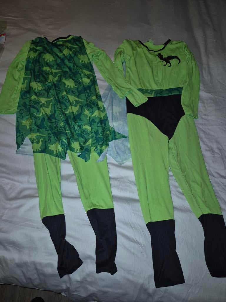 Carnavals pak twee maal dino maat 128, Kinderen en Baby's, Carnavalskleding en Verkleedspullen, Ophalen of Verzenden, 122 t/m 128