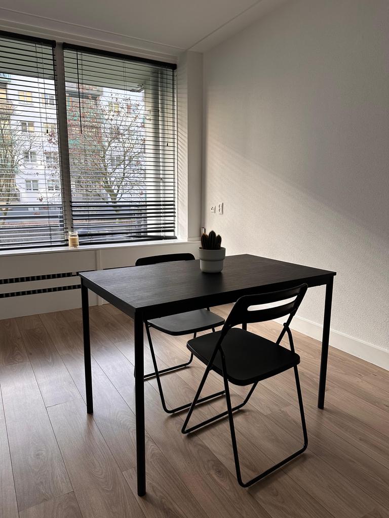 Zwarte Eettafel - Stijlvol en Praktisch, Huis en Inrichting, Tafels | Eettafels, Gebruikt, 50 tot 100 cm, 100 tot 150 cm, Vier personen