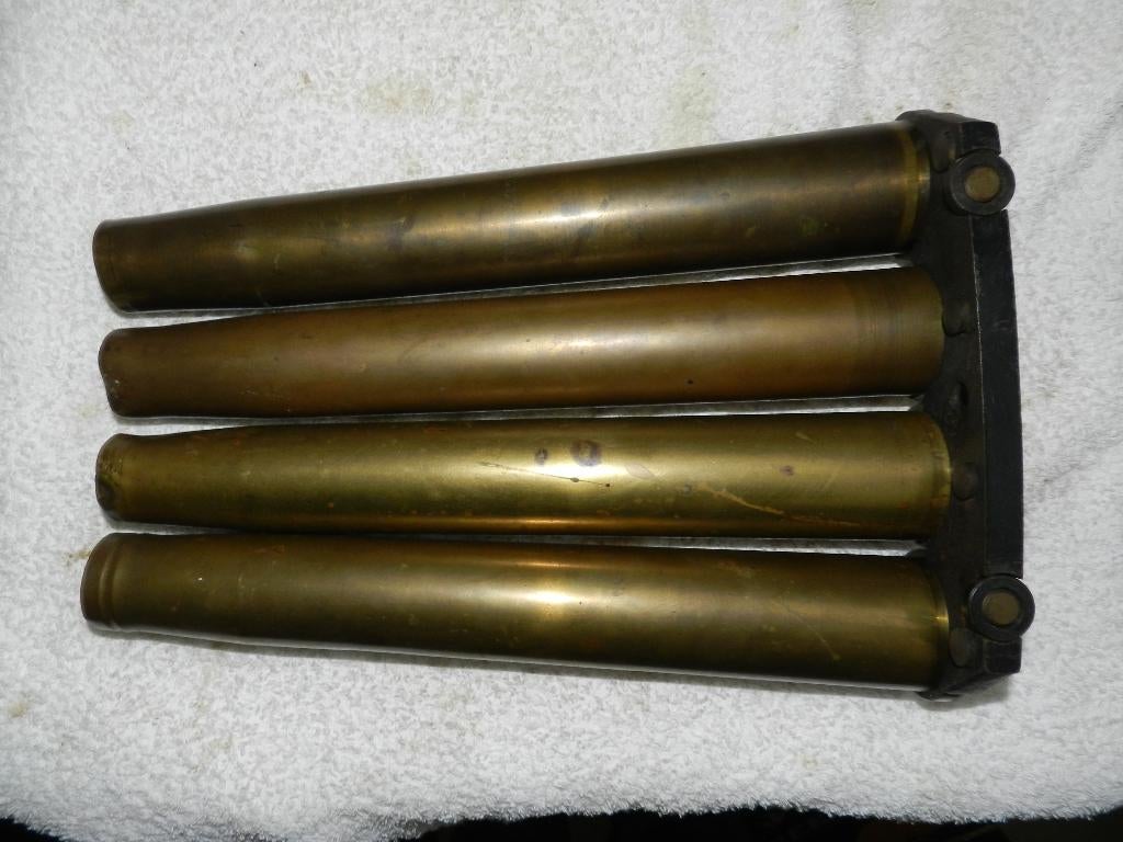 Bofors clip met vier hulzen 40mm, Ophalen of Verzenden, Landmacht, Nederland, Hulzen of Bodemvondsten