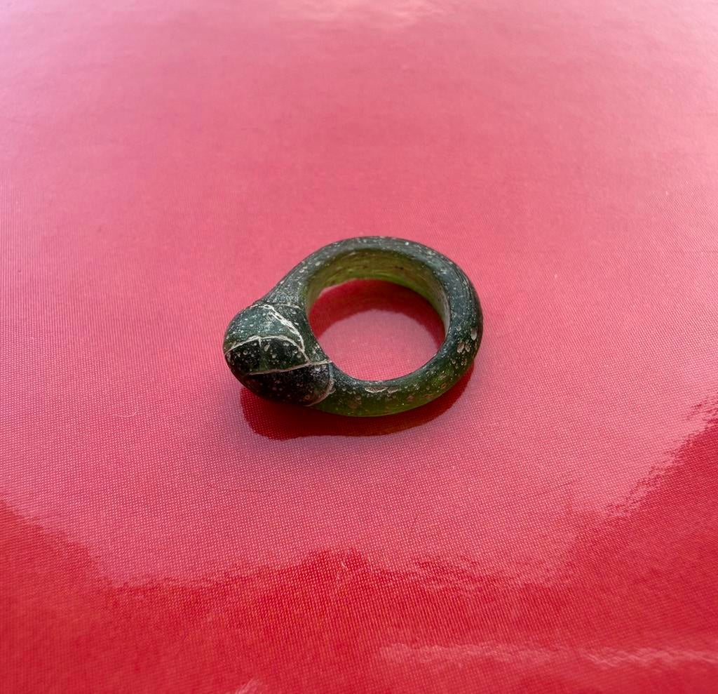 Zeldzame Romeinse Ring van Groen Glas – 2e-4e Eeuw n.Chr., Antiek en Kunst, Antiek | Glas en Kristal, Ophalen of Verzenden