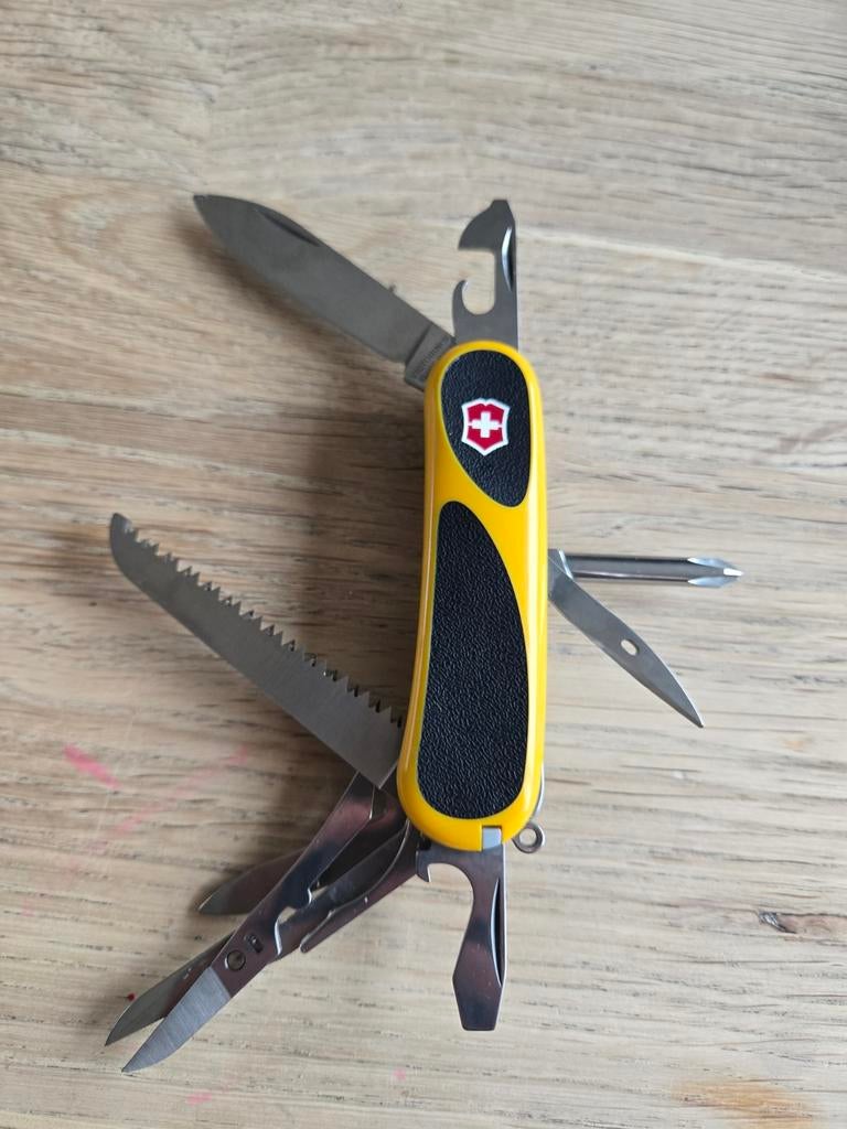 Victorinox Evogrip Geel, Caravans en Kamperen, Ophalen of Verzenden, Zo goed als nieuw