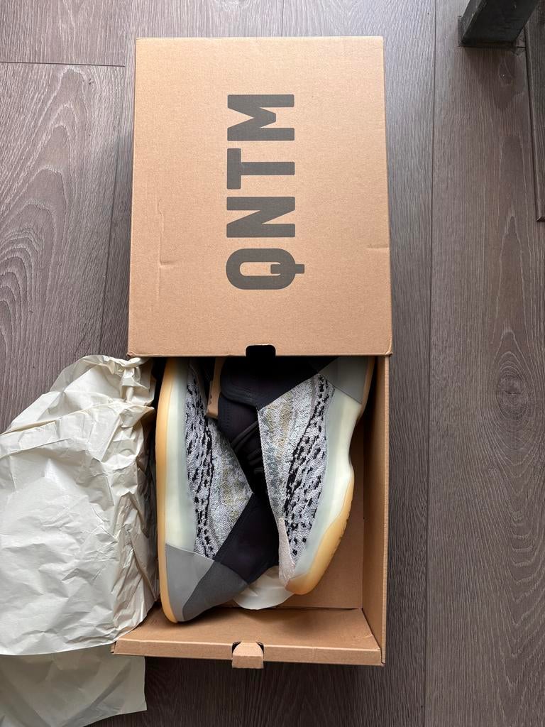 NEW Yeezy QNTM - Maat 42 2/3 - High top Sneaker, Ophalen of Verzenden, Nieuw, Overige kleuren, Sneakers of Gympen