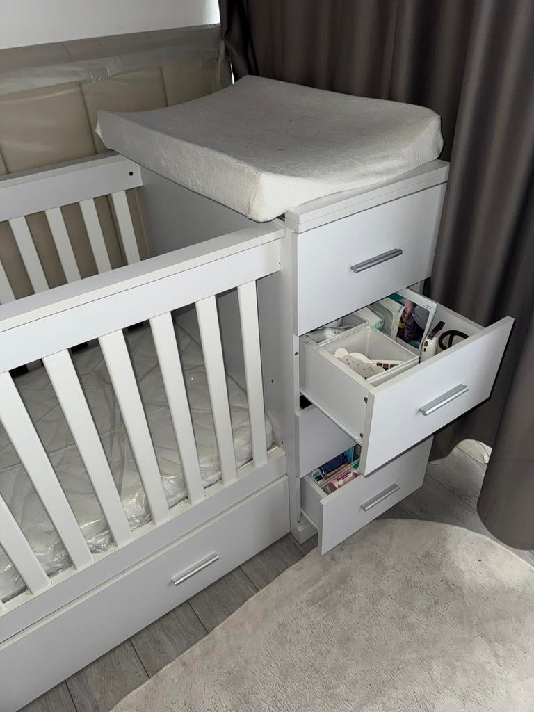 Ledikant met commode, Kinderen en Baby's, Kinderkamer | Complete kinderkamers, Zo goed als nieuw, Jongetje of Meisje, Ophalen of Verzenden