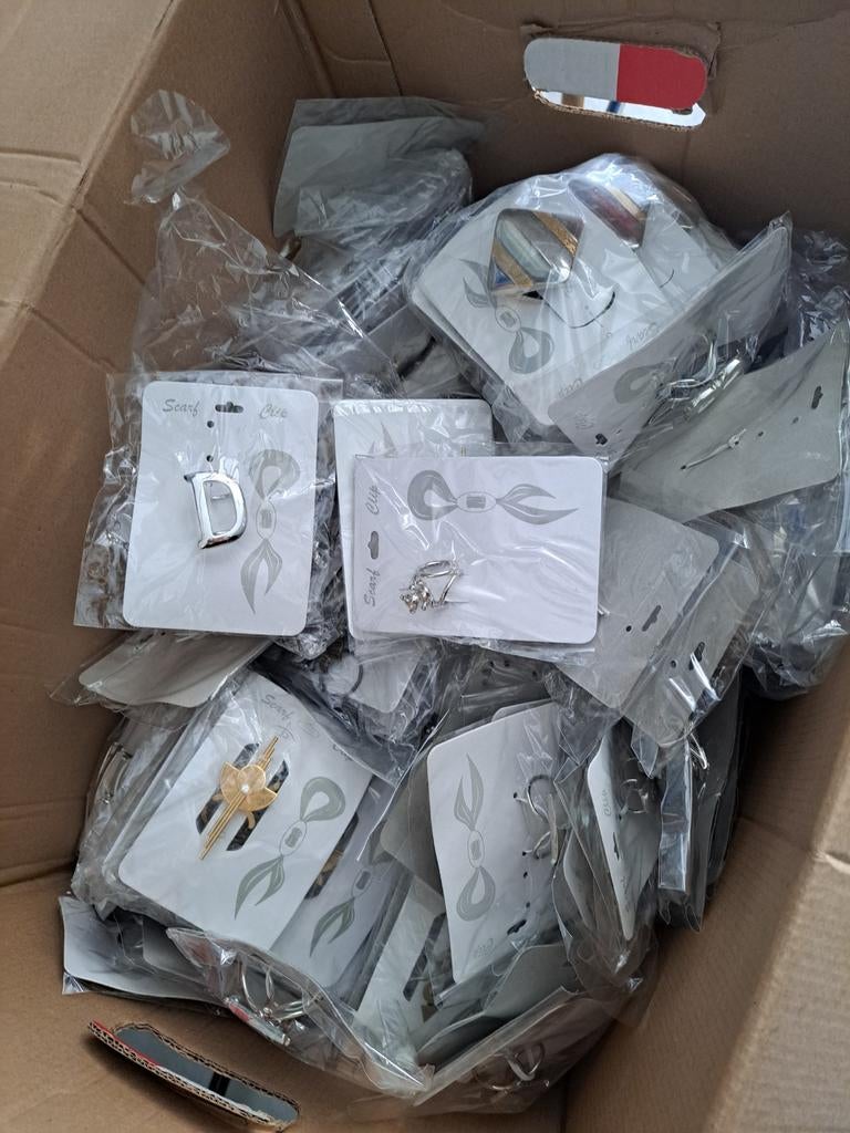Verhuisdoos vol nieuwe sjaal clips, Ophalen of Verzenden