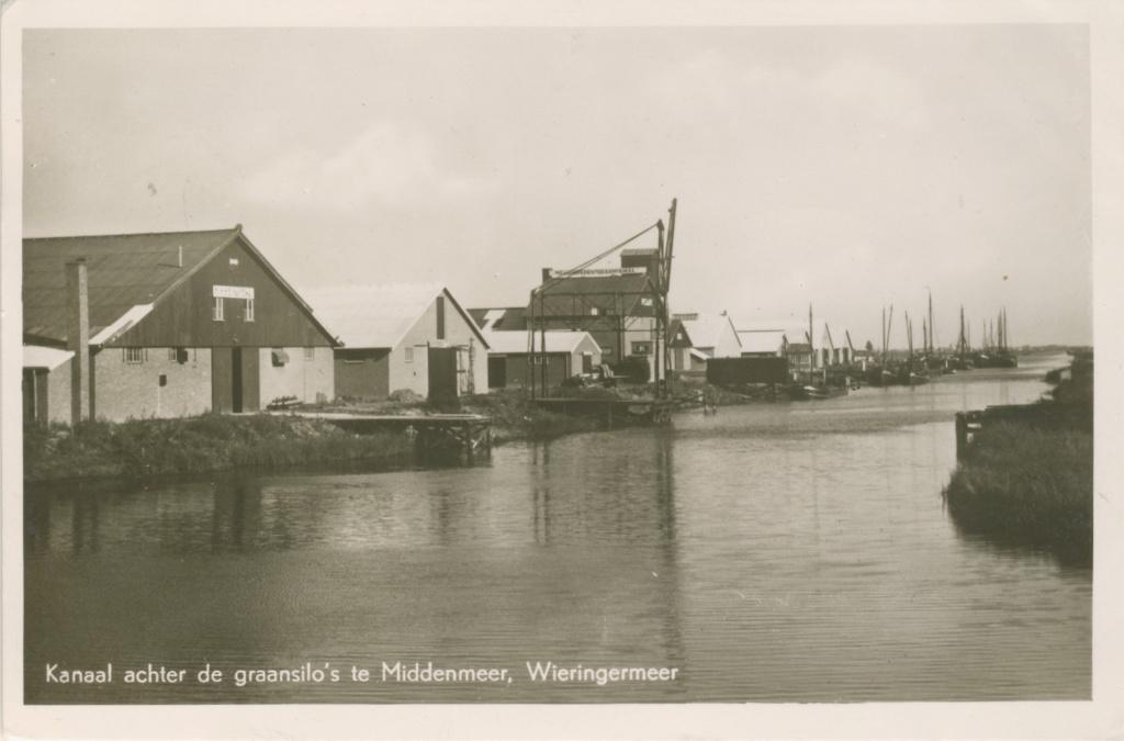 Fotokaart middenmeer, Kanaal achter de graansilo's., Verzamelen, Ansichtkaarten | Nederland, Ophalen of Verzenden, 1940 tot 1960
