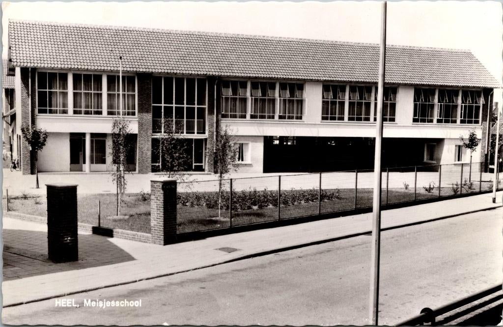 Heel - Meisjesschool (1975), Verzenden, 1960 tot 1980, Gelopen, Limburg