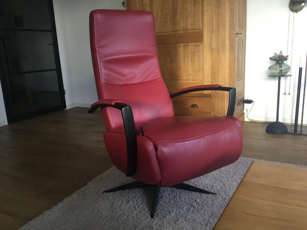 Te koop handbediende leren relaxstoel, Ophalen, Zo goed als nieuw, Modern, 50 tot 75 cm