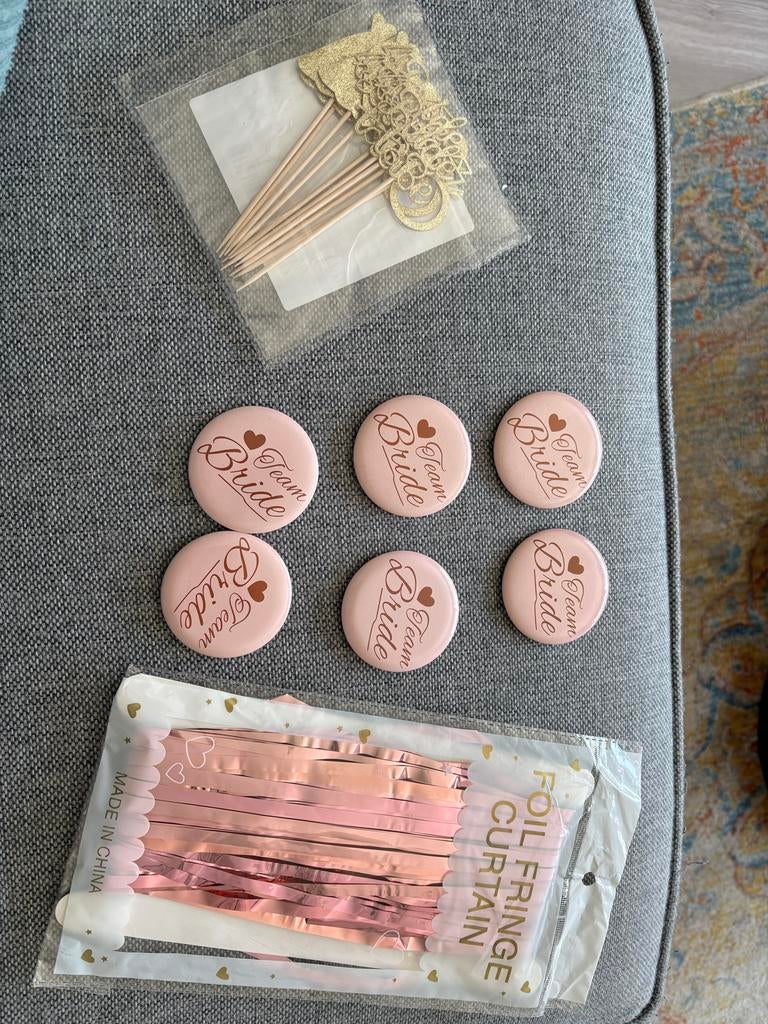 Bride to be decoratie set: stickers, buttons, gordijn, Ophalen of Verzenden, Nieuw, Versiering, Geboorte of Huwelijk