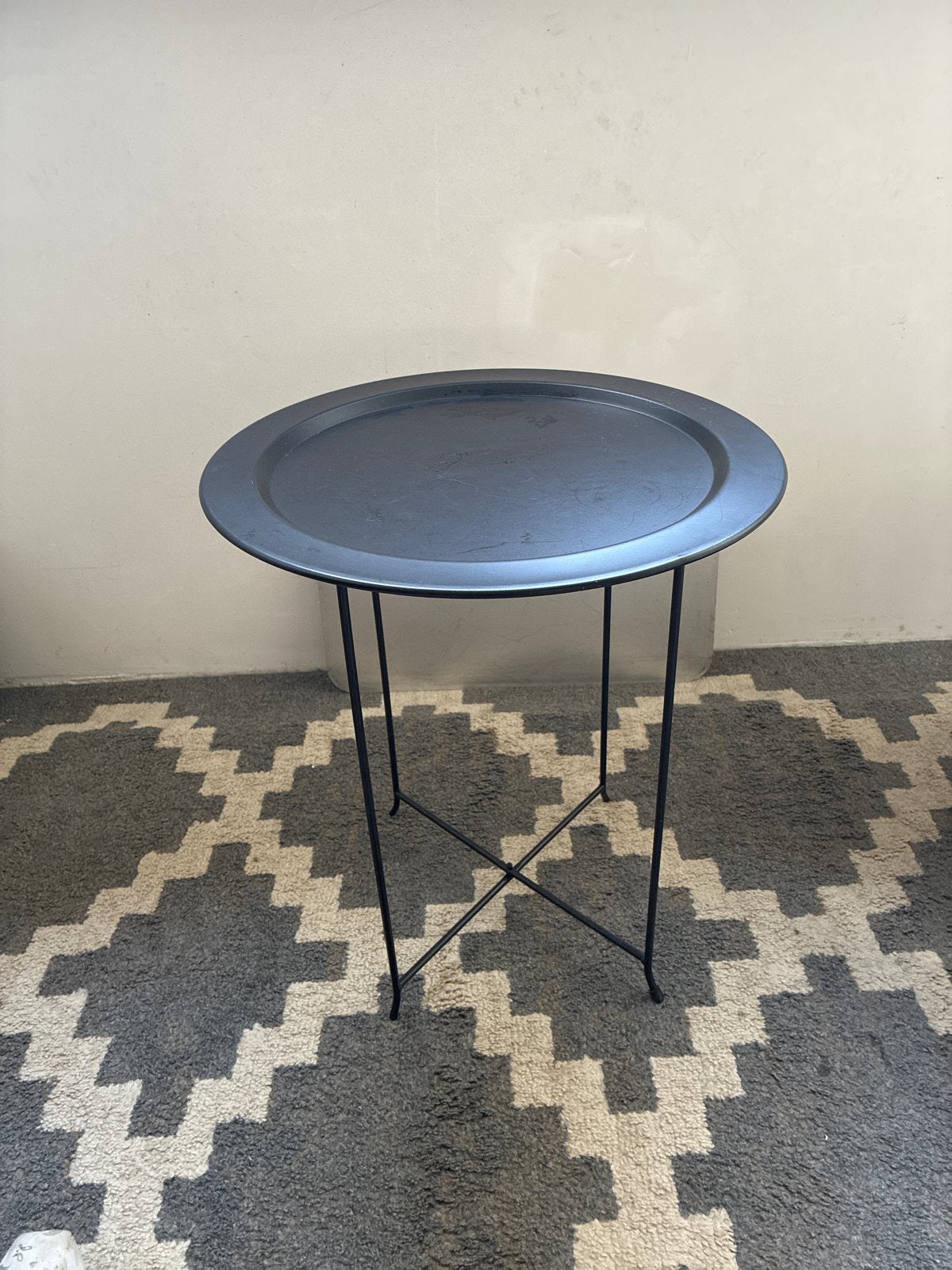 Zwarte metalen bijzettafel met rond dienblad, 45 tot 60 cm, Minder dan 55 cm, Gebruikt, Metaal of Aluminium
