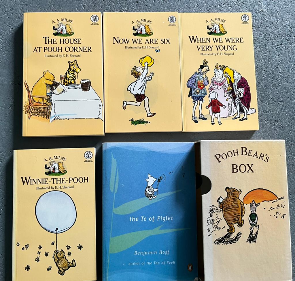 A.A. Milne Winnie the Pooh Bear's box set + Piglet Engels, Ophalen of Verzenden, Zo goed als nieuw