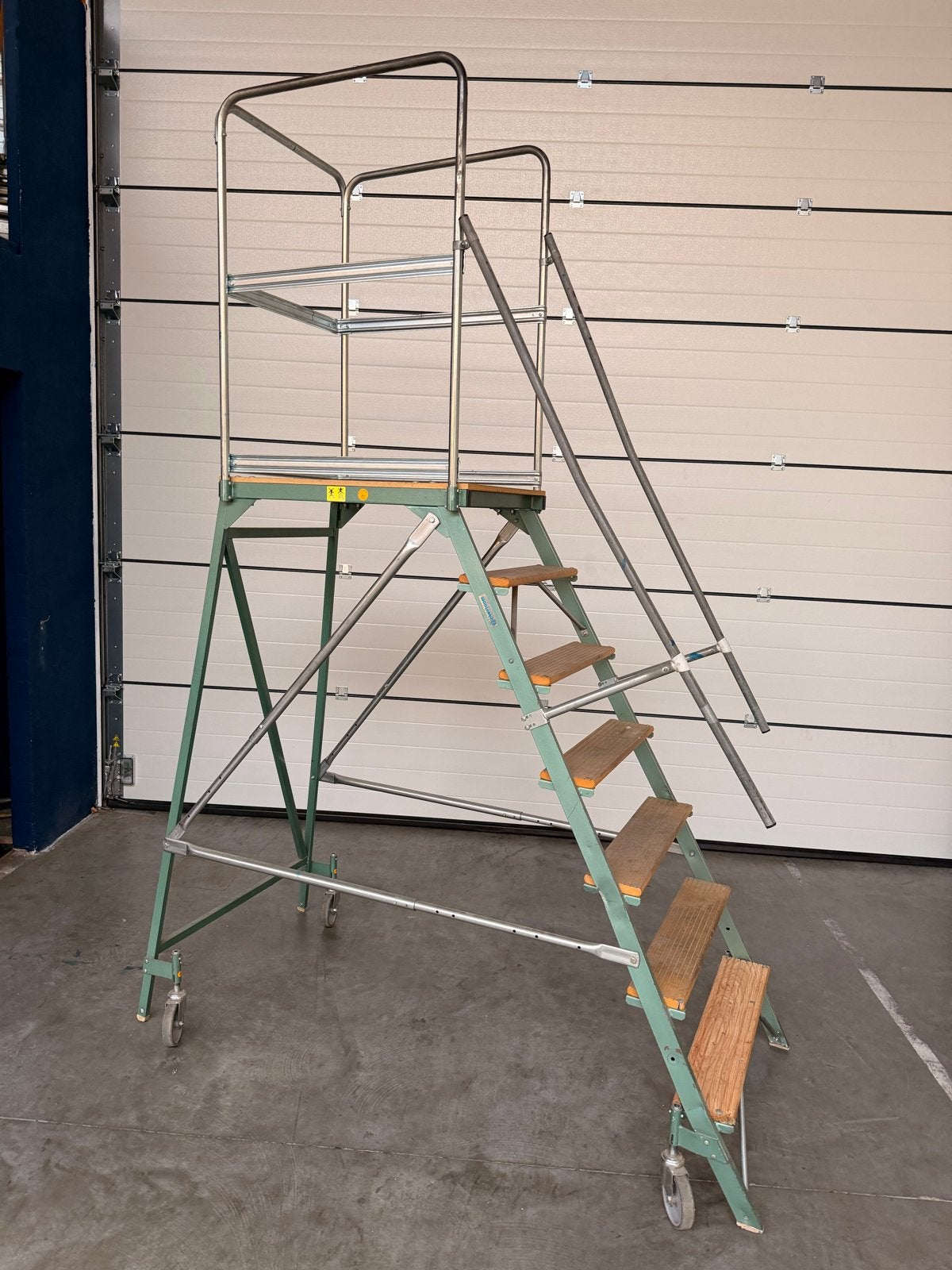 Stevige Werkplatform Trap met Leuningen en Wielen, Doe-het-zelf en Verbouw, Ladders en Trappen, Ophalen, Gebruikt, Trap, 2 tot 4 meter