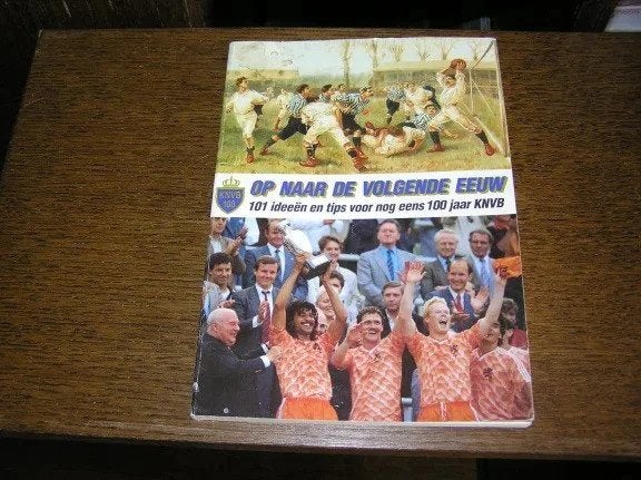 Op naar de volgende eeuw., Boeken, Sportboeken, Gelezen, Ophalen of Verzenden, Balsport, KNVB