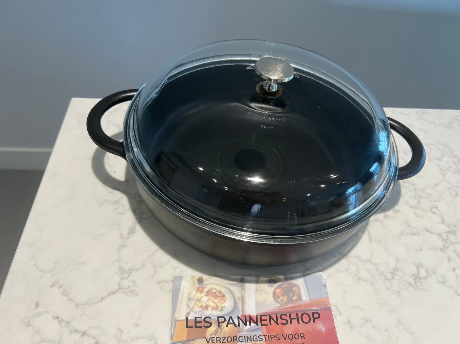Vintage Staub sauteerpan 28 cm mat zwart uitstekende staat, Geschikt voor inductie, Ophalen of Verzenden, Zo goed als nieuw, Staub