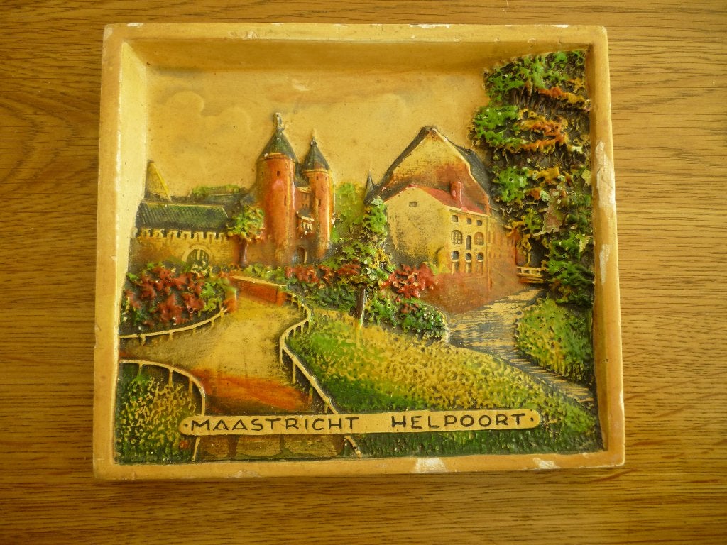 Wandtegel gips met relief afbeelding Maastricht helpoort, Antiek en Kunst, Antiek | Wandborden en Tegels, Ophalen of Verzenden