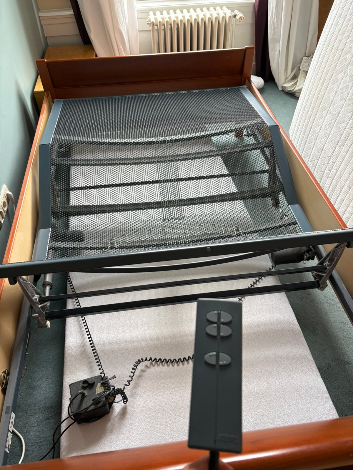 Foto 5 van Auping elektrisch verstelbaar bed 120x200  + 2 nachtkastjes