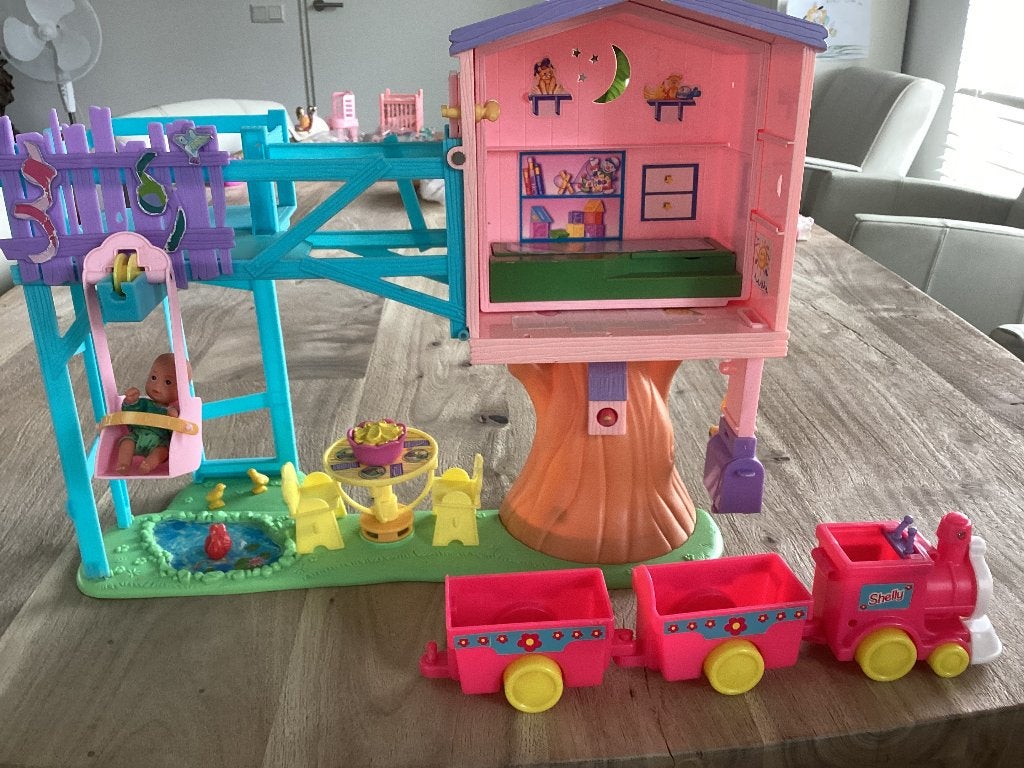 Boomhut/ huisje. Compleet. Gratis shelly treintje., Ophalen of Verzenden, Zo goed als nieuw, Poppenhuis