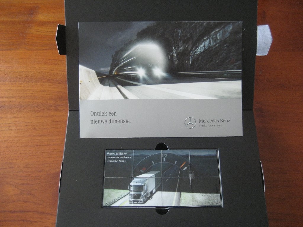 blokpuzzel en foldertje Mercedes-Benz nieuwe Actros (2012), Ophalen of Verzenden, Nieuw, Mercedes